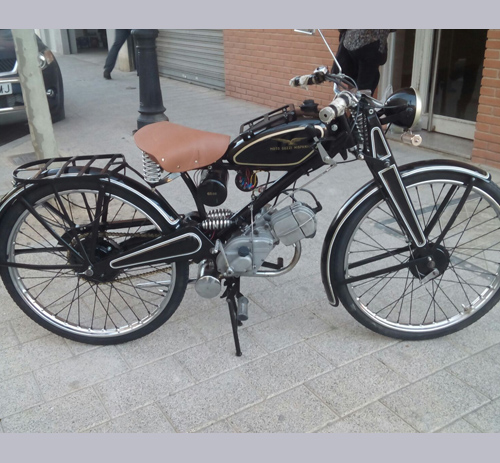 Moto guzzi negra perfilado en blanco y oro